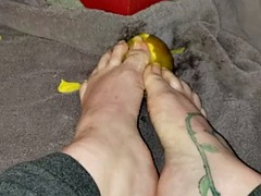 long toenails mango scratching